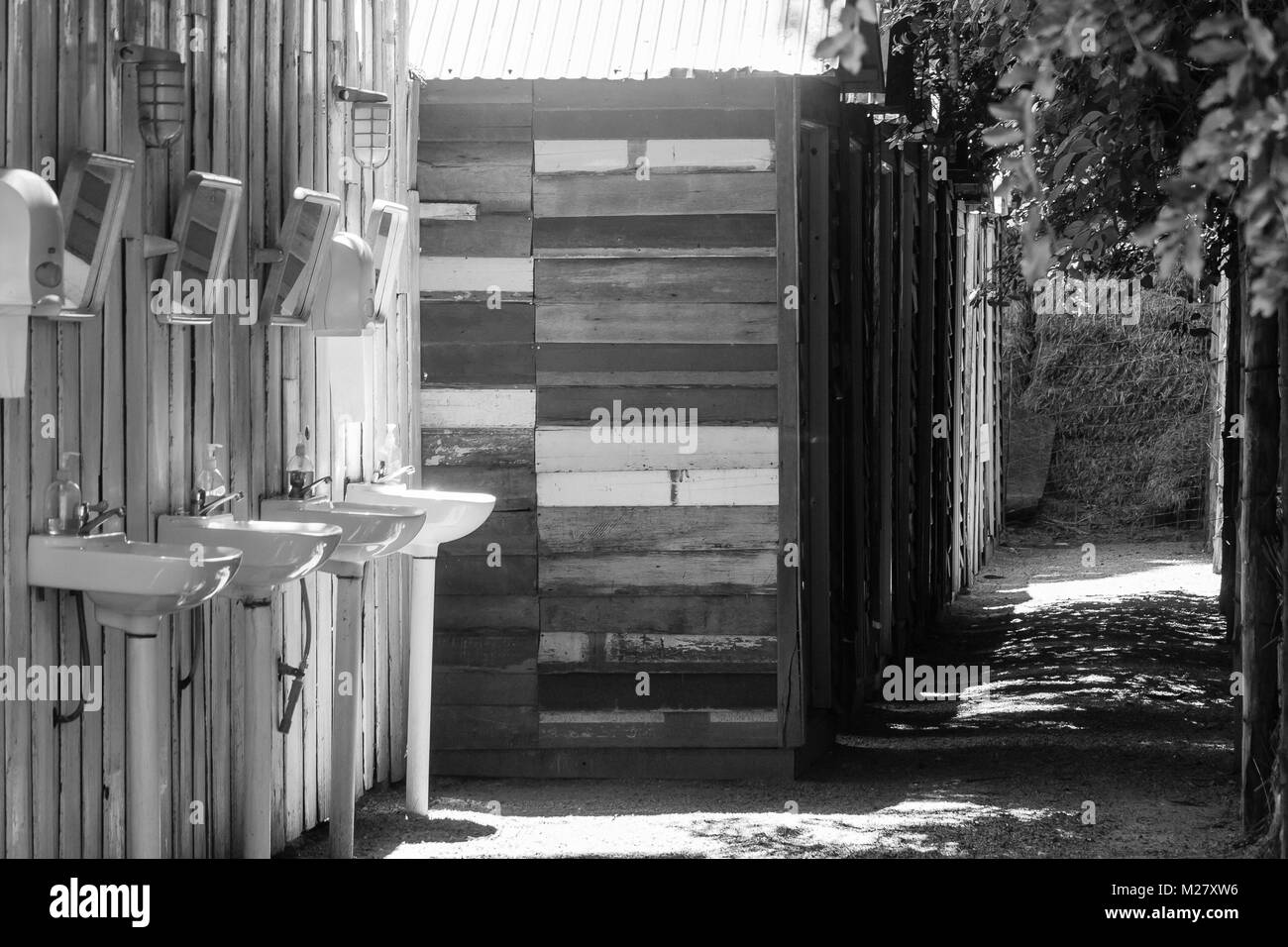 Abstract image en noir et blanc ligne de chalet en bois à la campagne avec rangée de lavabo en céramique de Pentecôte en premier plan. Banque D'Images