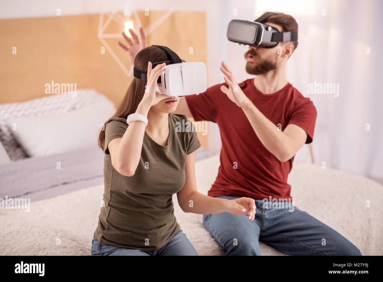 Couple sérieux ciblé l'estimation de la technologie VR Banque D'Images