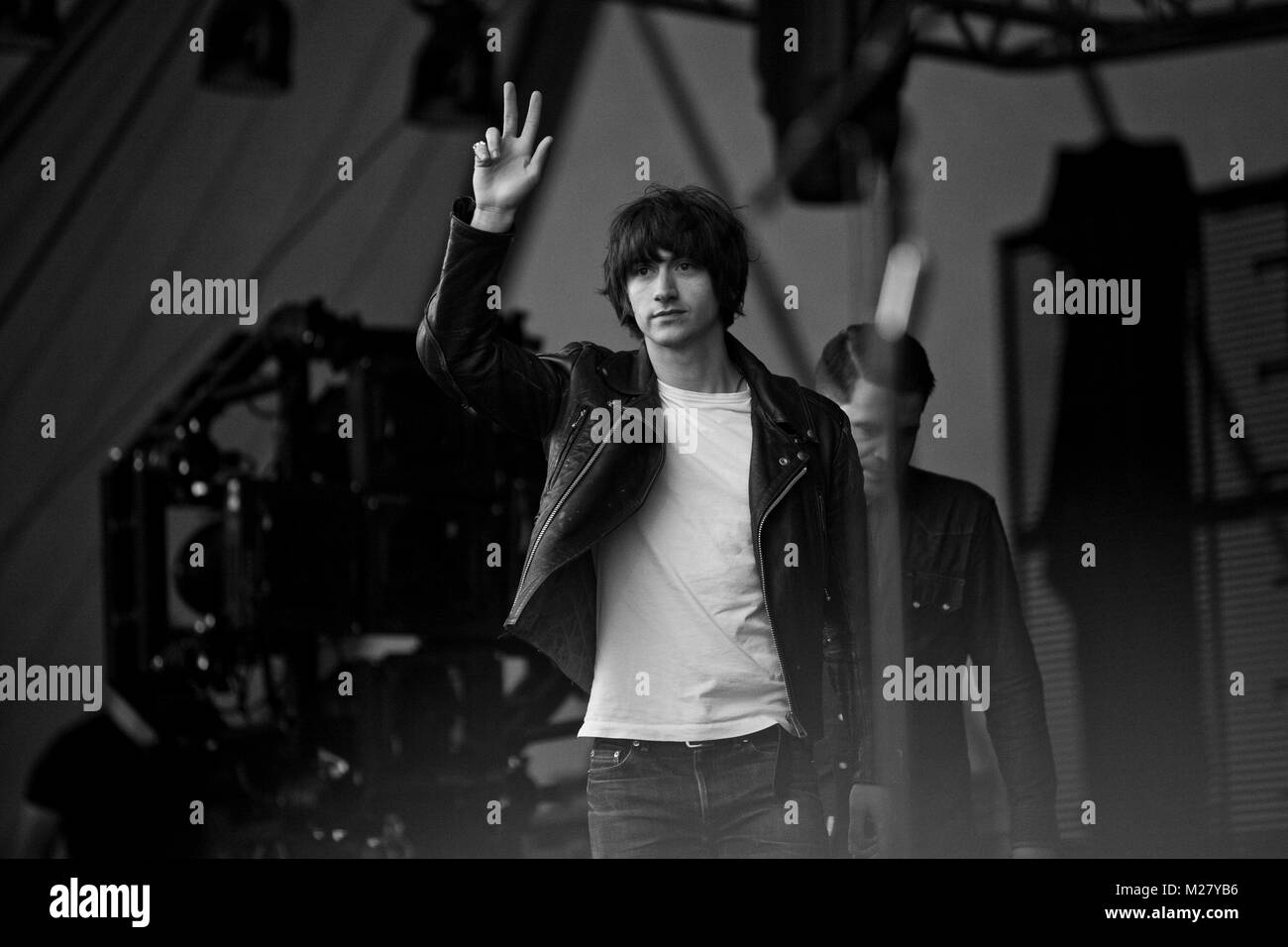 Le groupe indie rock anglais Arctic Monkeys effectue un concert live au Festival Roskilde 2011. Ici le chanteur et musicien Alex Turner est représenté. Danemark 02/07/2011. Banque D'Images Le groupe indie rock anglais Arctic Monkeys effectue un concert live au Festival Roskilde 2011. Ici le chanteur et musicien Alex Turner est représenté. Danemark 02/07/2011. Banque D'Images
