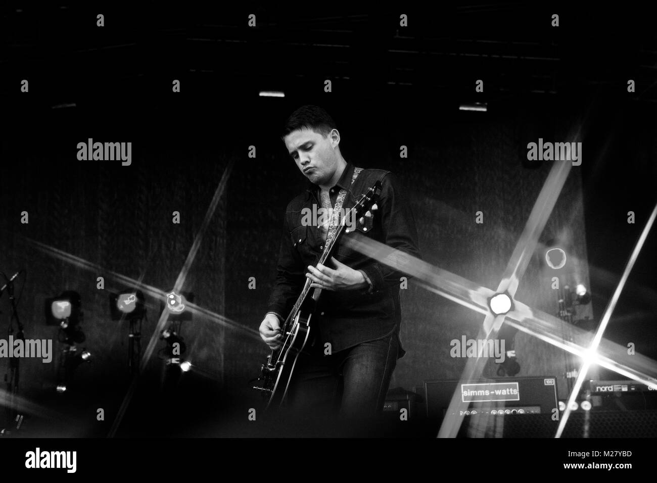 Le groupe indie rock anglais Arctic Monkeys effectue un concert live au Festival Roskilde 2011. Ici le guitariste Jamie Cook est représenté. Danemark 02/07/2011. Banque D'Images Le groupe indie rock anglais Arctic Monkeys effectue un concert live au Festival Roskilde 2011. Ici le guitariste Jamie Cook est représenté. Danemark 02/07/2011. Banque D'Images