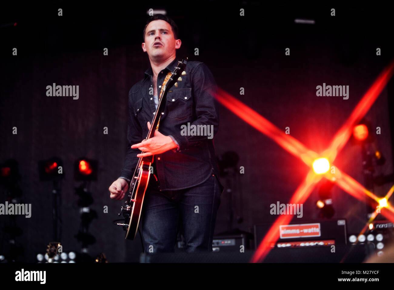Le groupe indie rock anglais Arctic Monkeys effectue un concert live au Festival Roskilde 2011. Ici le guitariste Jamie Cook est représenté. Danemark 02/07/2011. Banque D'Images Le groupe indie rock anglais Arctic Monkeys effectue un concert live au Festival Roskilde 2011. Ici le guitariste Jamie Cook est représenté. Danemark 02/07/2011. Banque D'Images