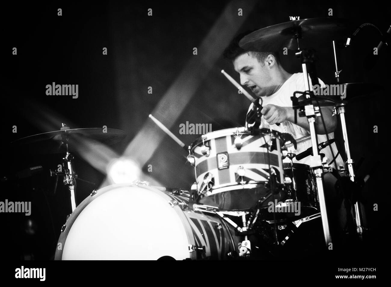 Le groupe indie rock anglais Arctic Monkeys effectue un concert live au Festival Roskilde 2011. Ici musicien et le batteur Matt Helders est représenté sur scène. Danemark 02/07/2011. Banque D'Images