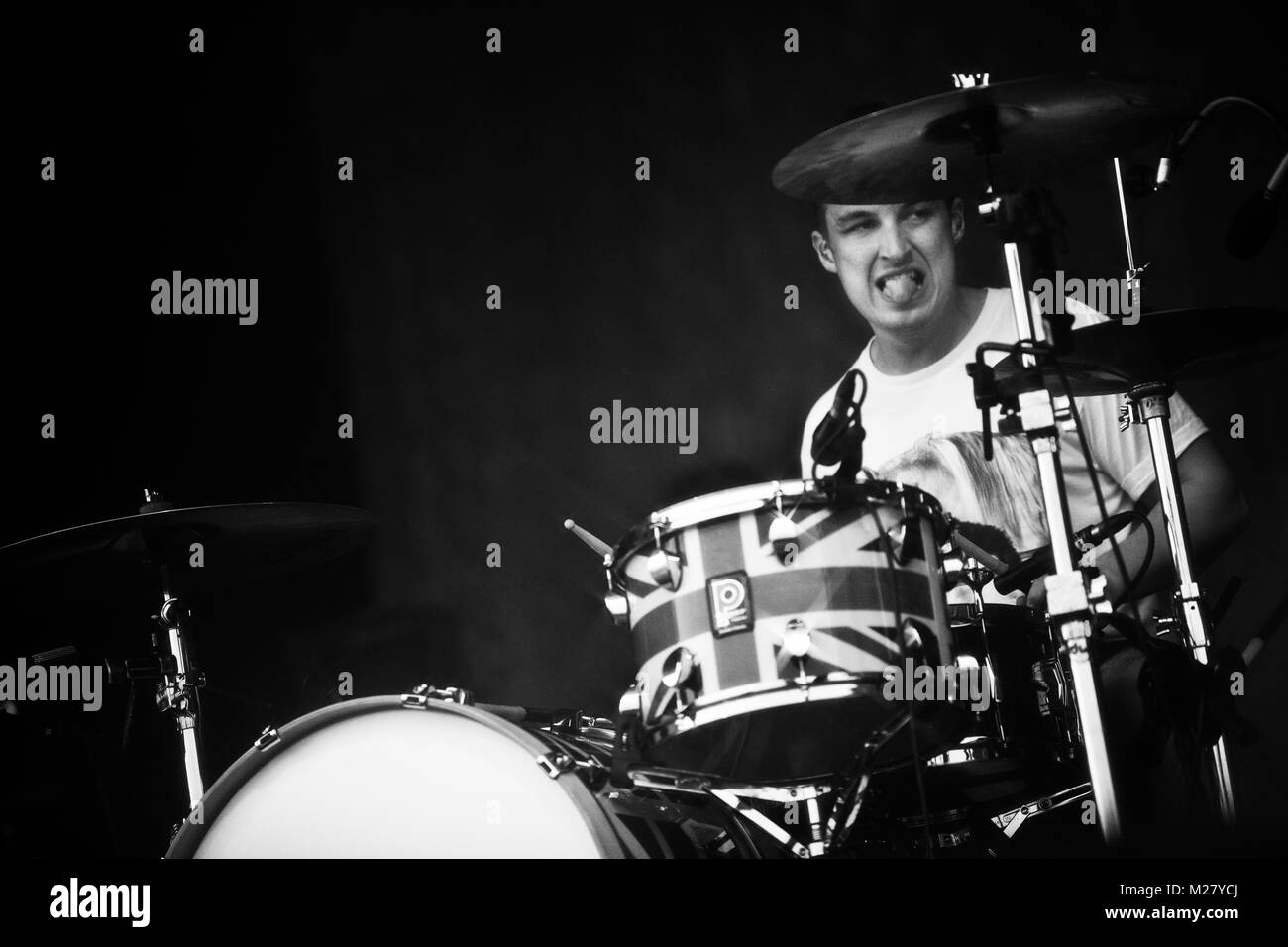 Le groupe indie rock anglais Arctic Monkeys effectue un concert live au Festival Roskilde 2011. Ici musicien et le batteur Matt Helders est représenté sur scène. Danemark 02/07/2011. Banque D'Images