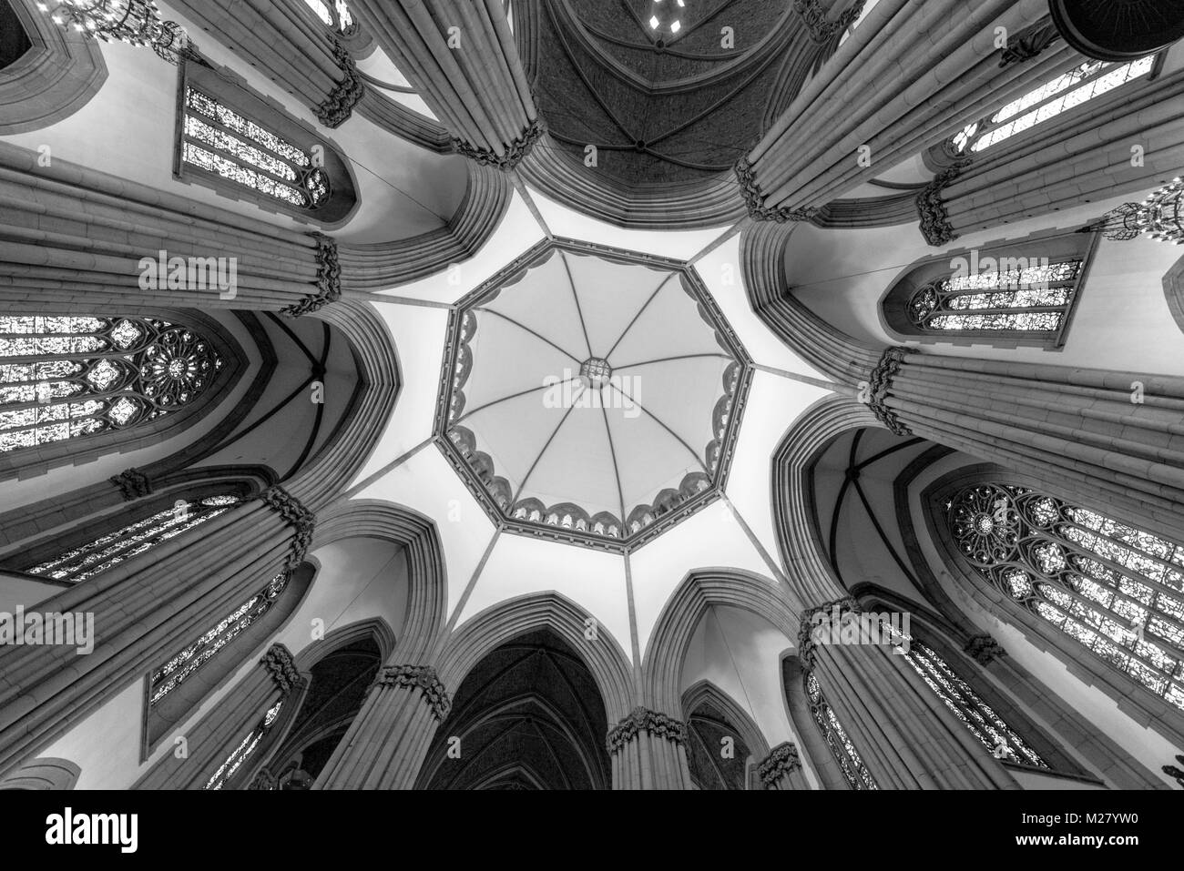 SAO PAULO, BRÉSIL - Février 02 : photo vers le haut de l'architecture gothique de la cathédrale du dôme intérieur se trouve dans le centre de Sao Paulo, Brésil Banque D'Images