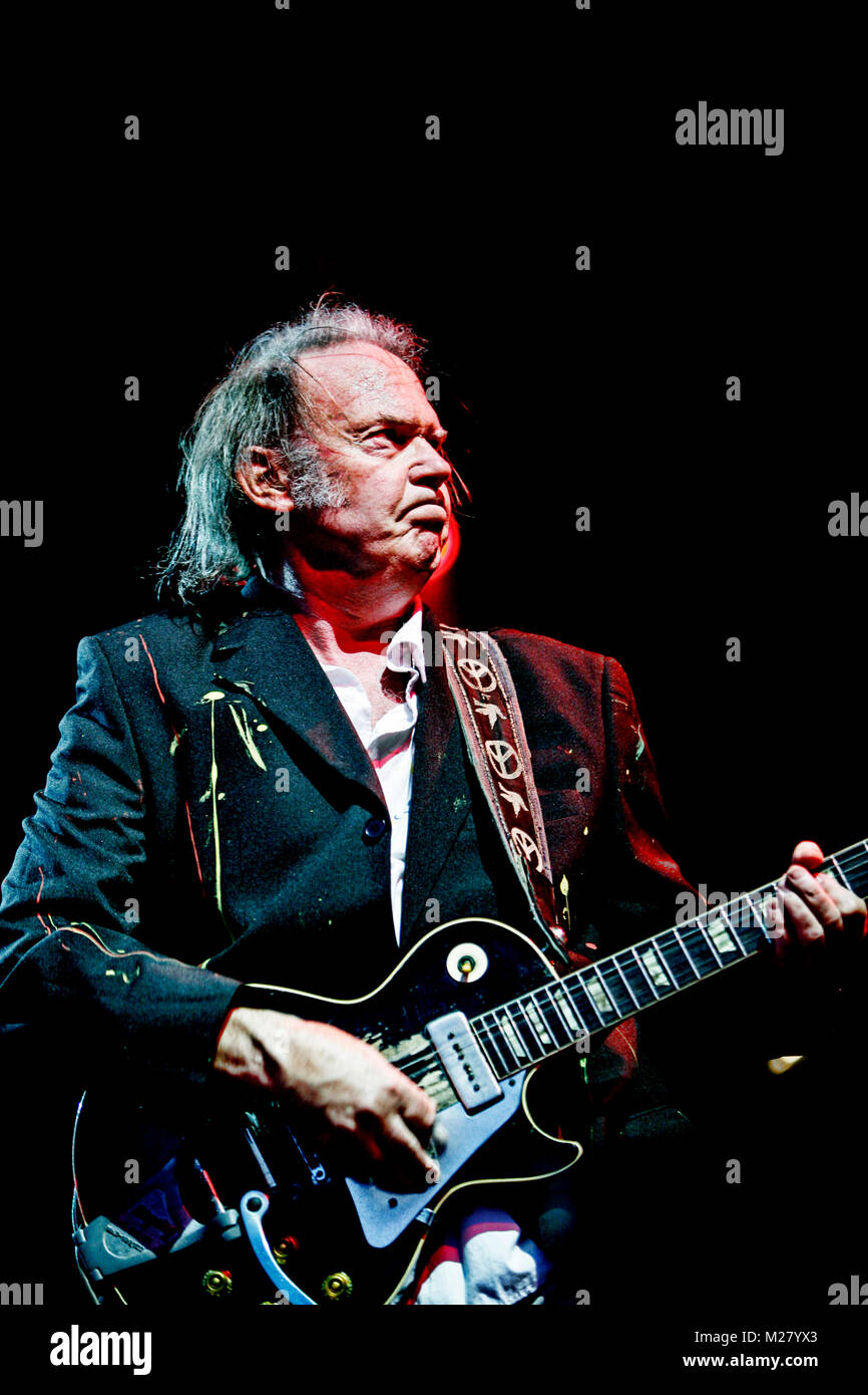 La loi canadienne, chanteur, auteur-compositeur et musicien Neil Young effectue un concert live au festival de musique danois Roskilde Festival 2008. Le Danemark, 05/07 2008. Banque D'Images