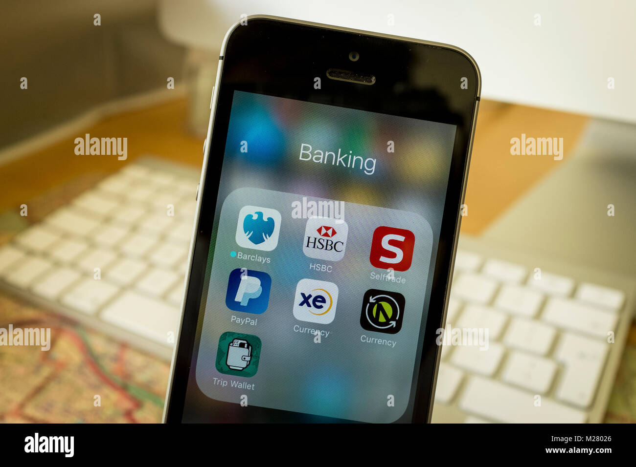 Banque et finance diverses applications sur iPhone SE Banque D'Images