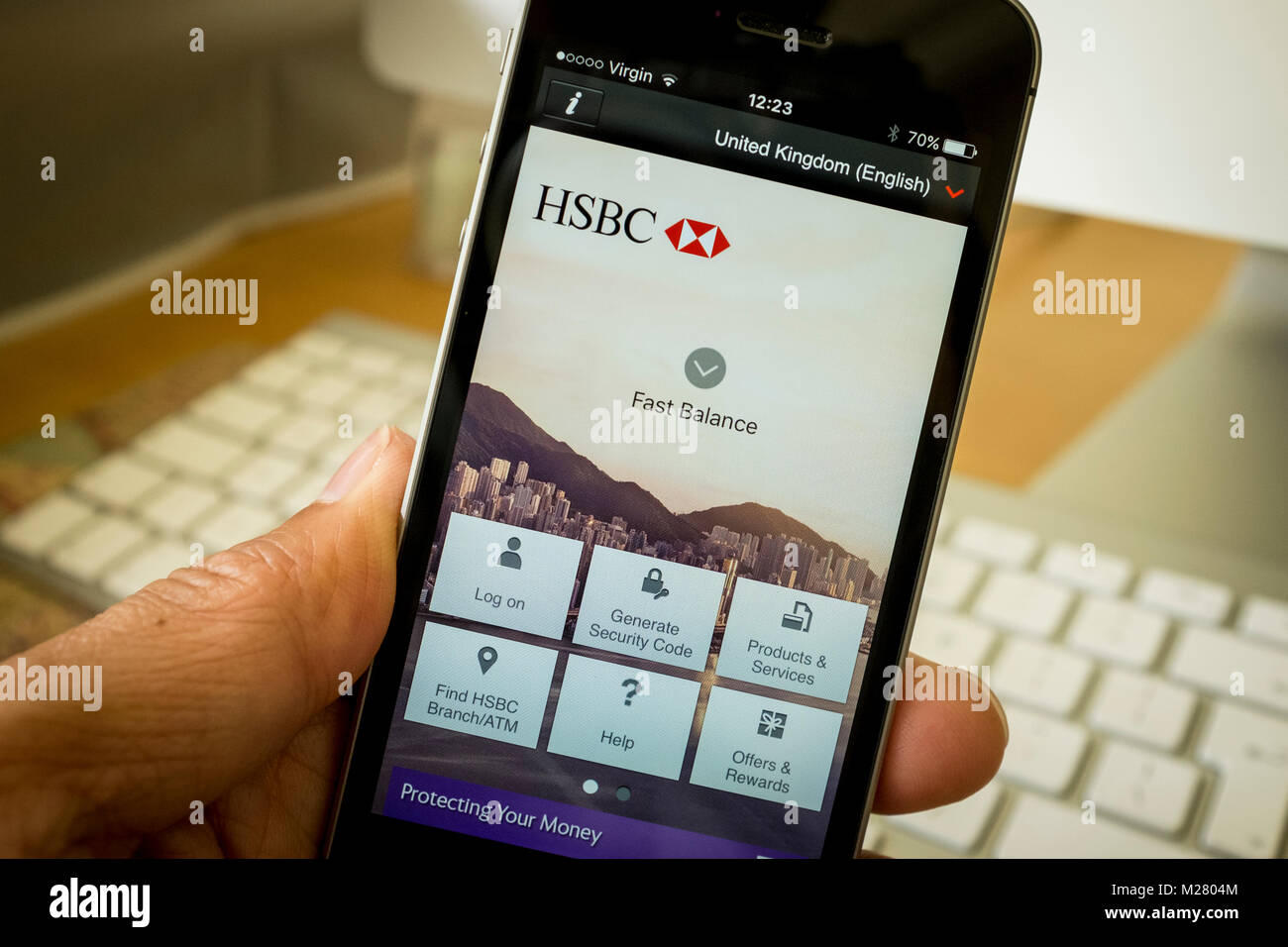La Banque HSBC application Mobile Banking Log sur écran de l'iPhone SE Banque D'Images