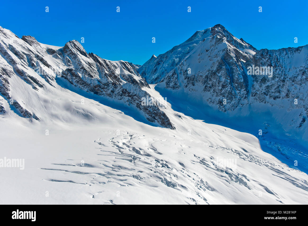 Anun clacier couverte de neige, dans l'arrière-plan et pics Sattelhorn Aletschhorn, Lötschental, Valais, Suisse Banque D'Images