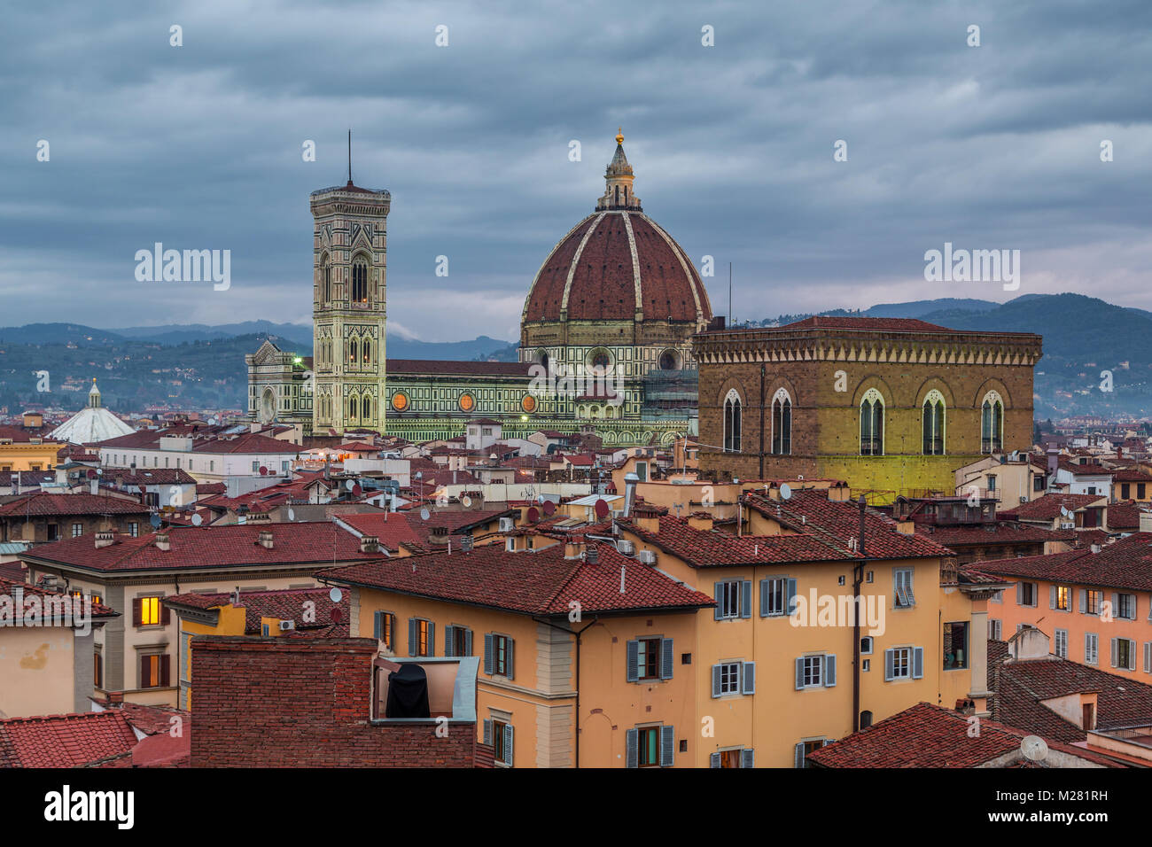 Vue sur Florence avec cathédrale du Duomo Santa Maria del Fiore et de l'église Orsanmichele au crépuscule, Florence, Toscane, Italie Banque D'Images