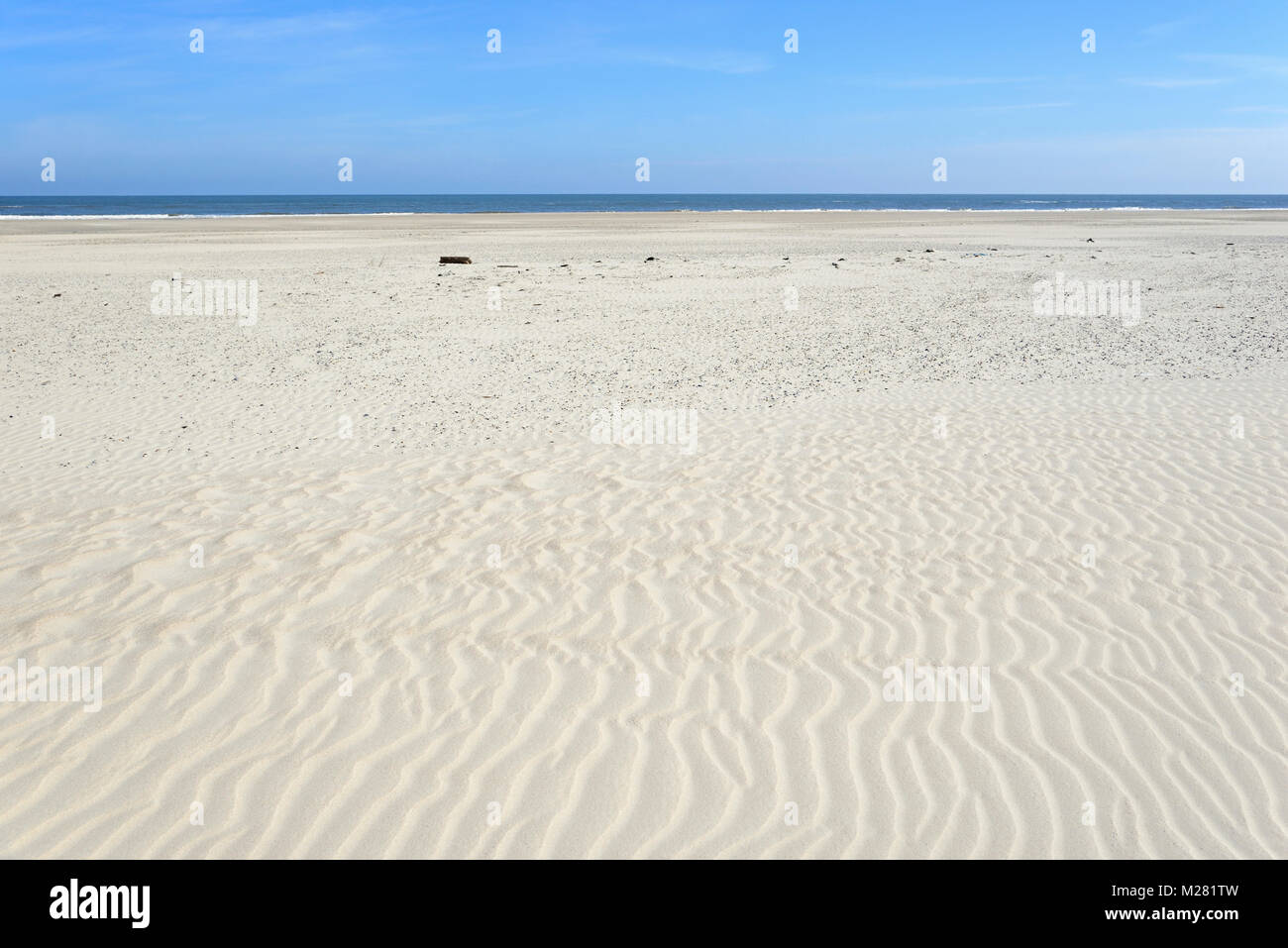 Plage de sable blanc, structure en forme de vague dans le sable, ondulation, Mer du Nord, Norderney, îles de la Frise orientale, Basse-Saxe, Allemagne Banque D'Images