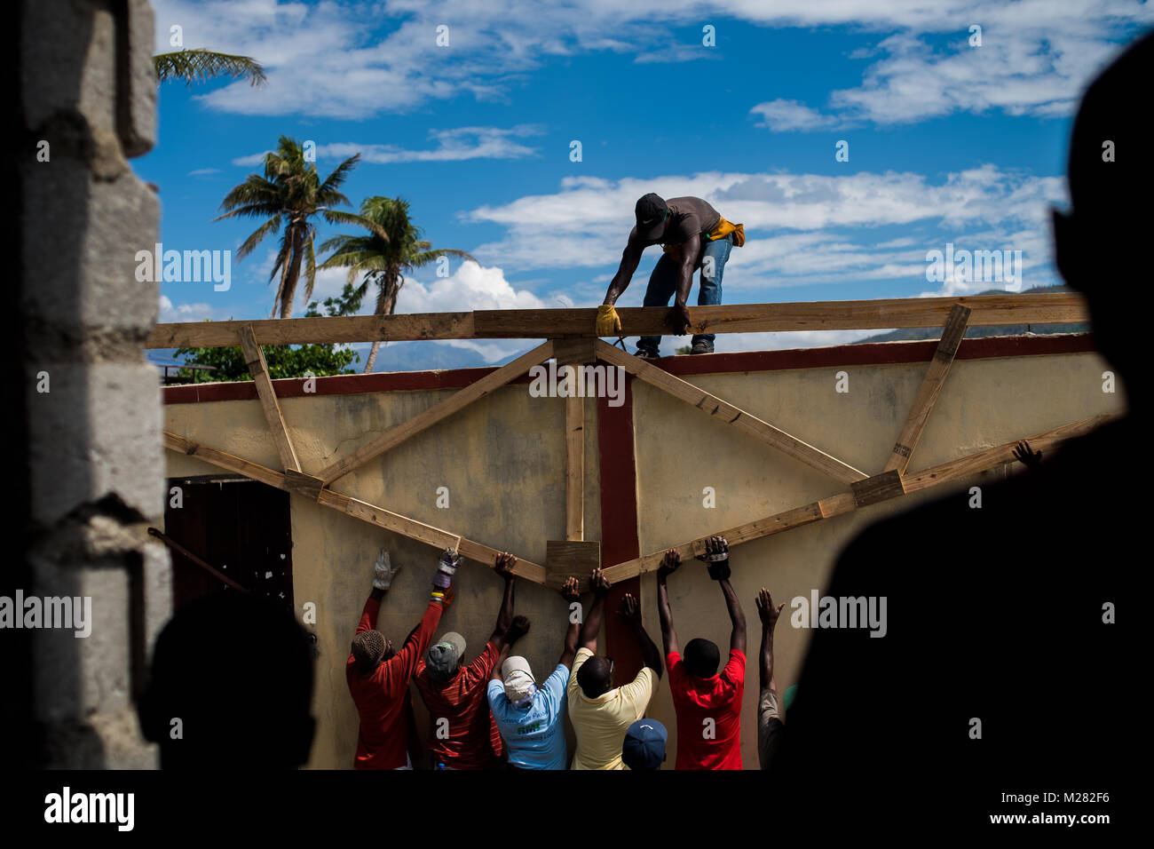 Les travaux de construction d'une école qui a été détruite par l'Ouragan Matthew en Haïti. Banque D'Images