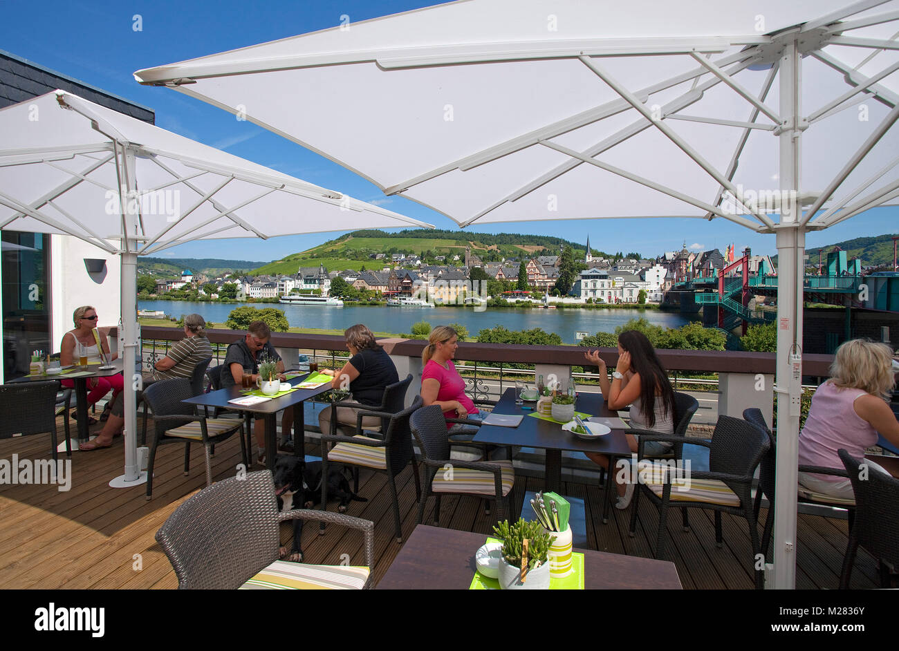 Terrasse panoramique d'un vin taverne à Riverside, Traben, Traben-Trarbach, Moselle, Rhénanie-Palatinat, Allemagne, Europe Banque D'Images