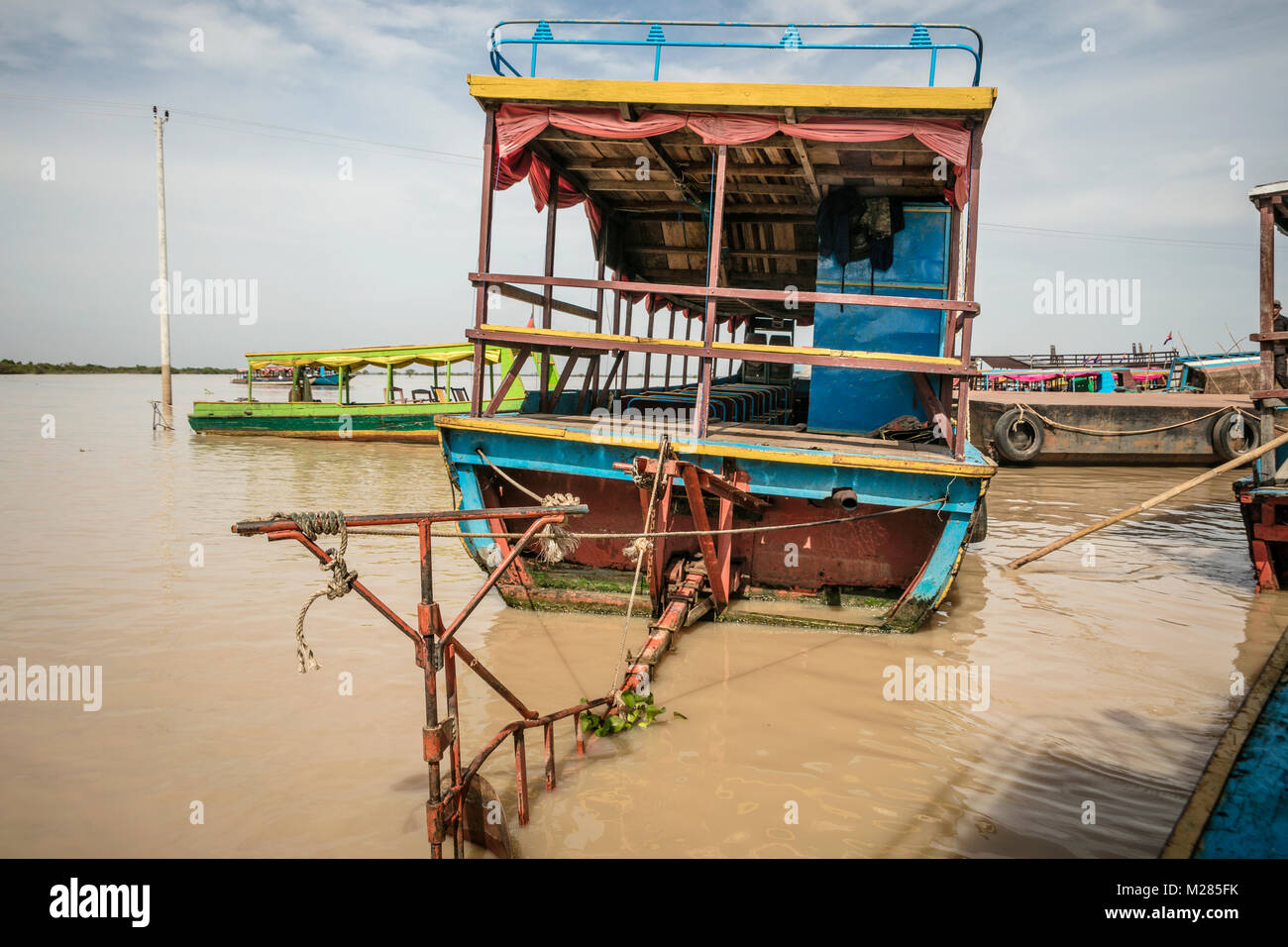 Stern de bateaux de touristes, Kampong Phluk village flottant, la Province de Siem Reap, au Cambodge. Banque D'Images