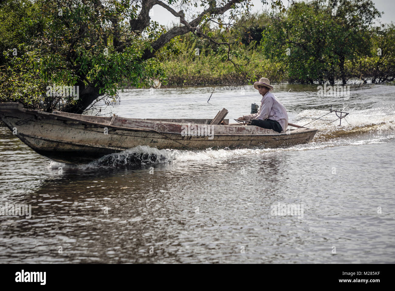 En cambodgien, bateau Kampong Phluk village flottant, la Province de Siem Reap, au Cambodge. Banque D'Images