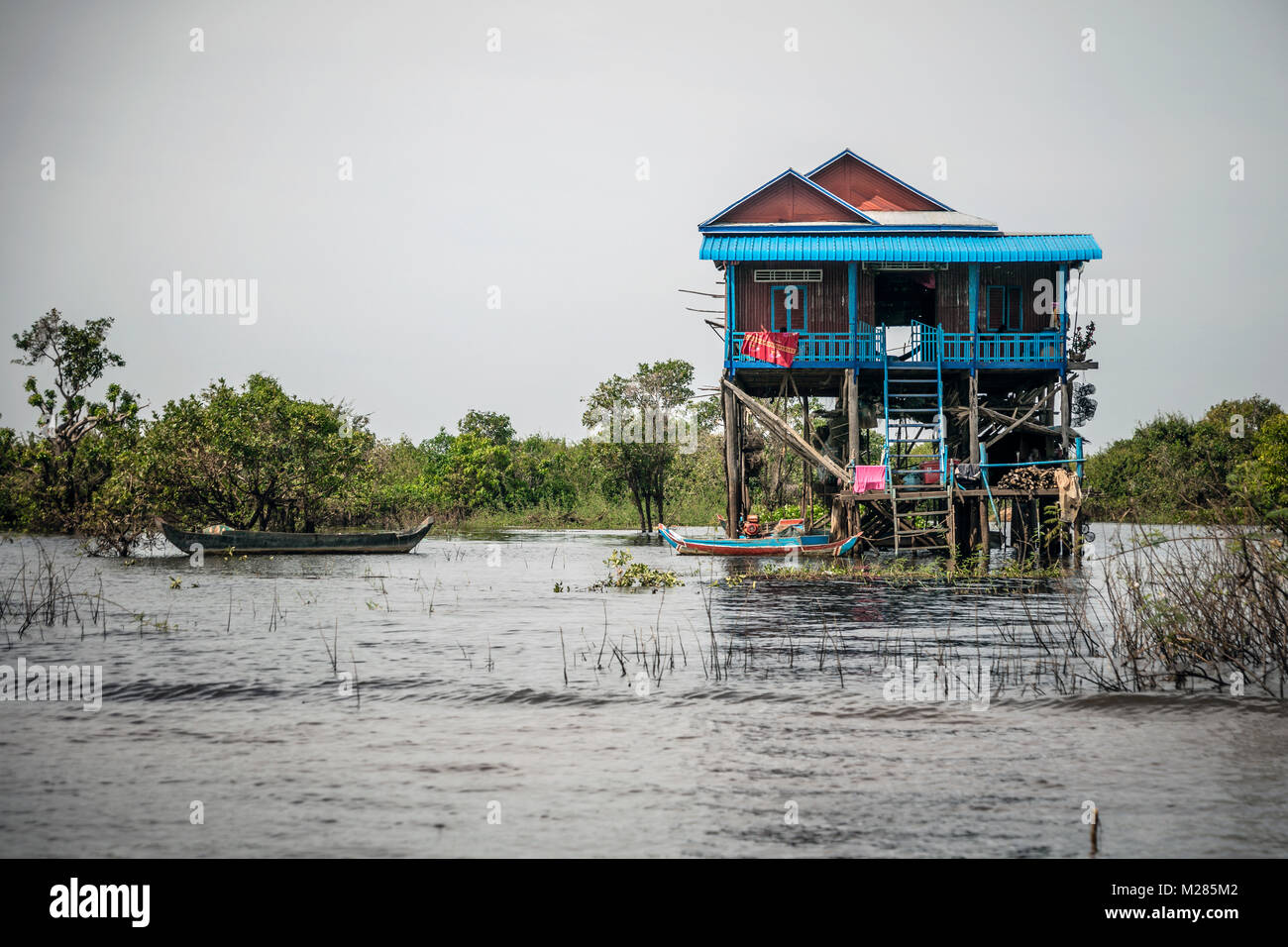 Maisons sur pilotis, Kampong Phluk village flottant, la Province de Siem Reap, au Cambodge. Banque D'Images