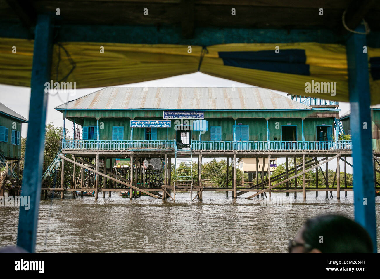 Bâtiment de l'école sur pilotis de bateau de tourisme, Kampong Phluk village flottant, la Province de Siem Reap, au Cambodge. Banque D'Images