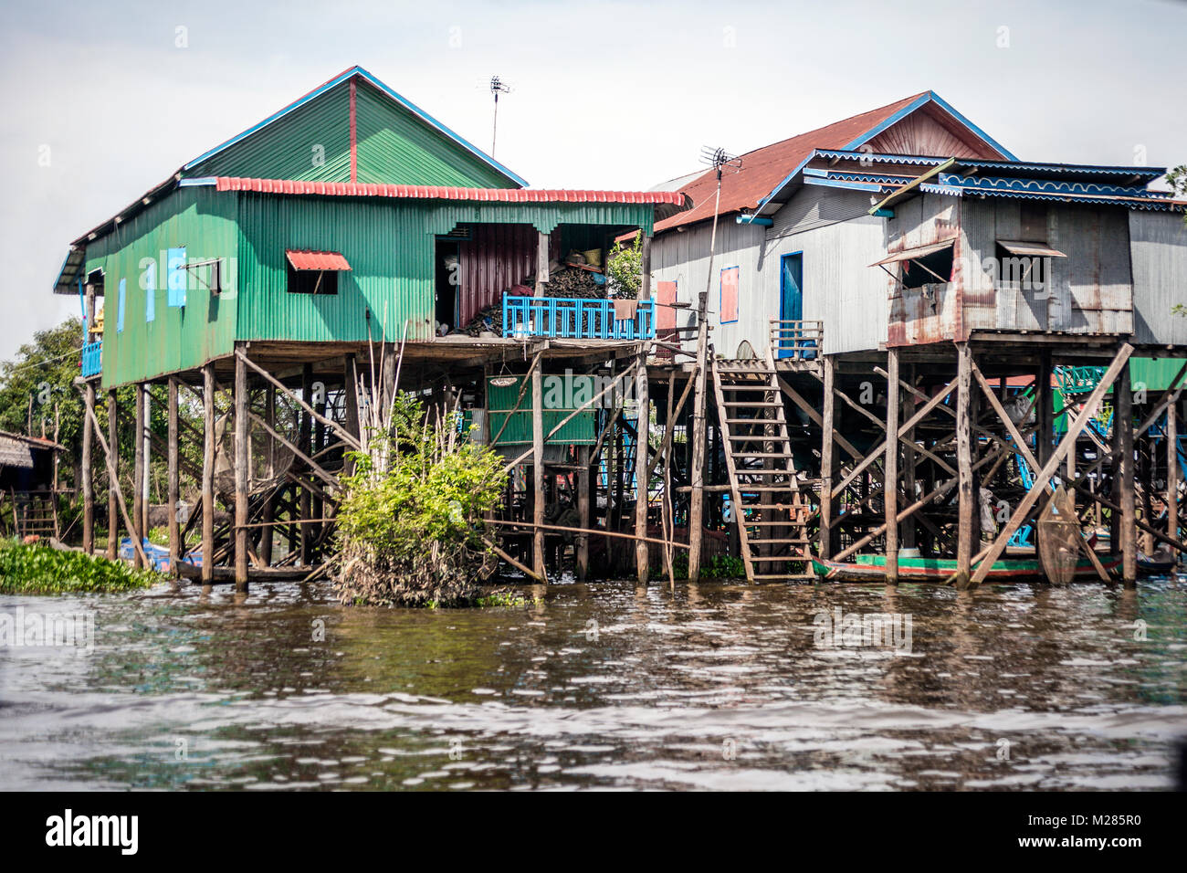 Maisons sur stillts, Kampong Phluk village flottant, la Province de Siem Reap, au Cambodge. Banque D'Images