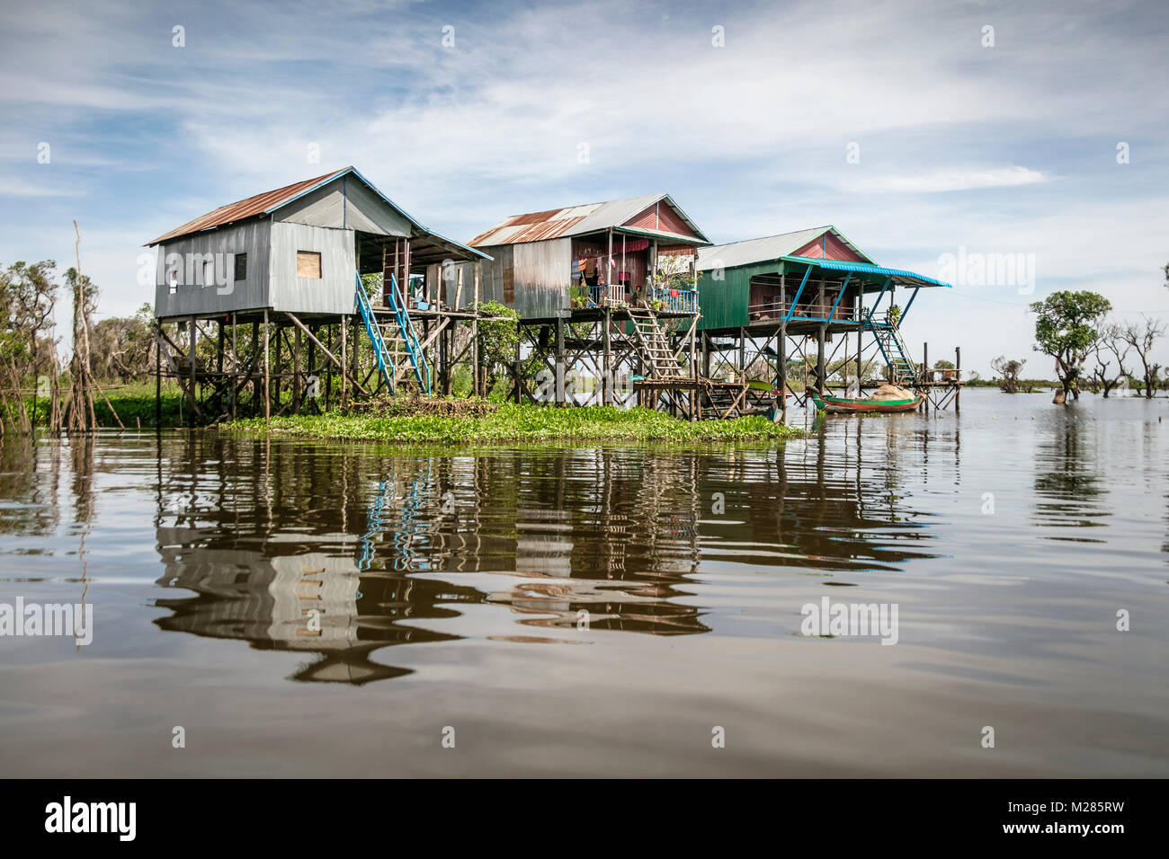 Maisons sur pilotis, Kampong Phluk village flottant, la Province de Siem Reap, au Cambodge. Banque D'Images