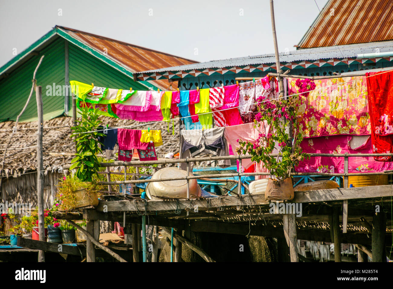 Blanchisserie coloré accroché à sécher sur le balcon de la maison sur pilotis, Kampong Phluk village flottant, la Province de Siem Reap, au Cambodge. Banque D'Images
