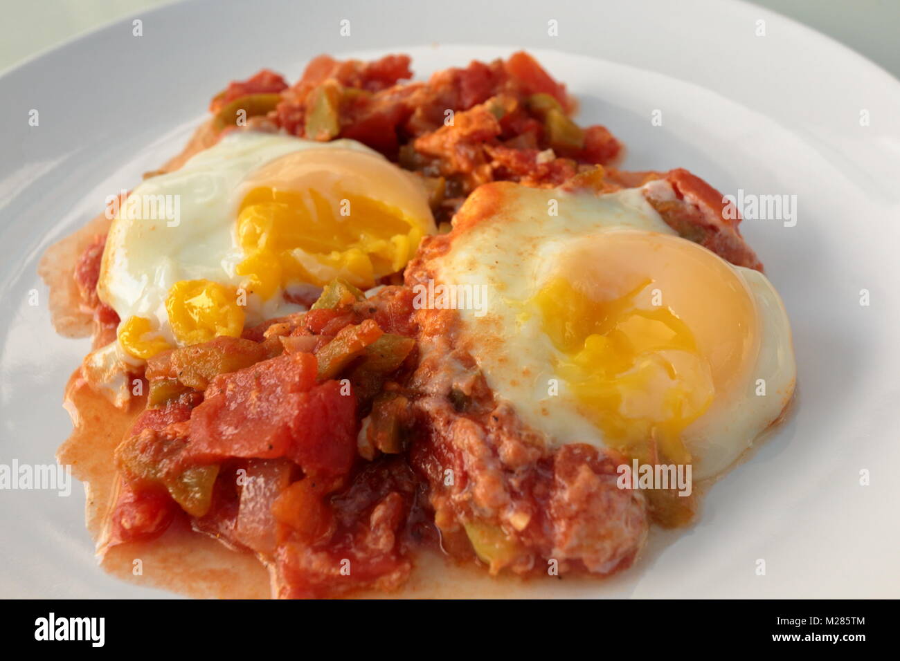 Shakshouka, un populaire plat moyen-orientale originaire de Tunisie, a fait de l'oignon, la tomate, le poivron, l'ail et les oeufs au plat avec le jaune d'ajouté l Banque D'Images