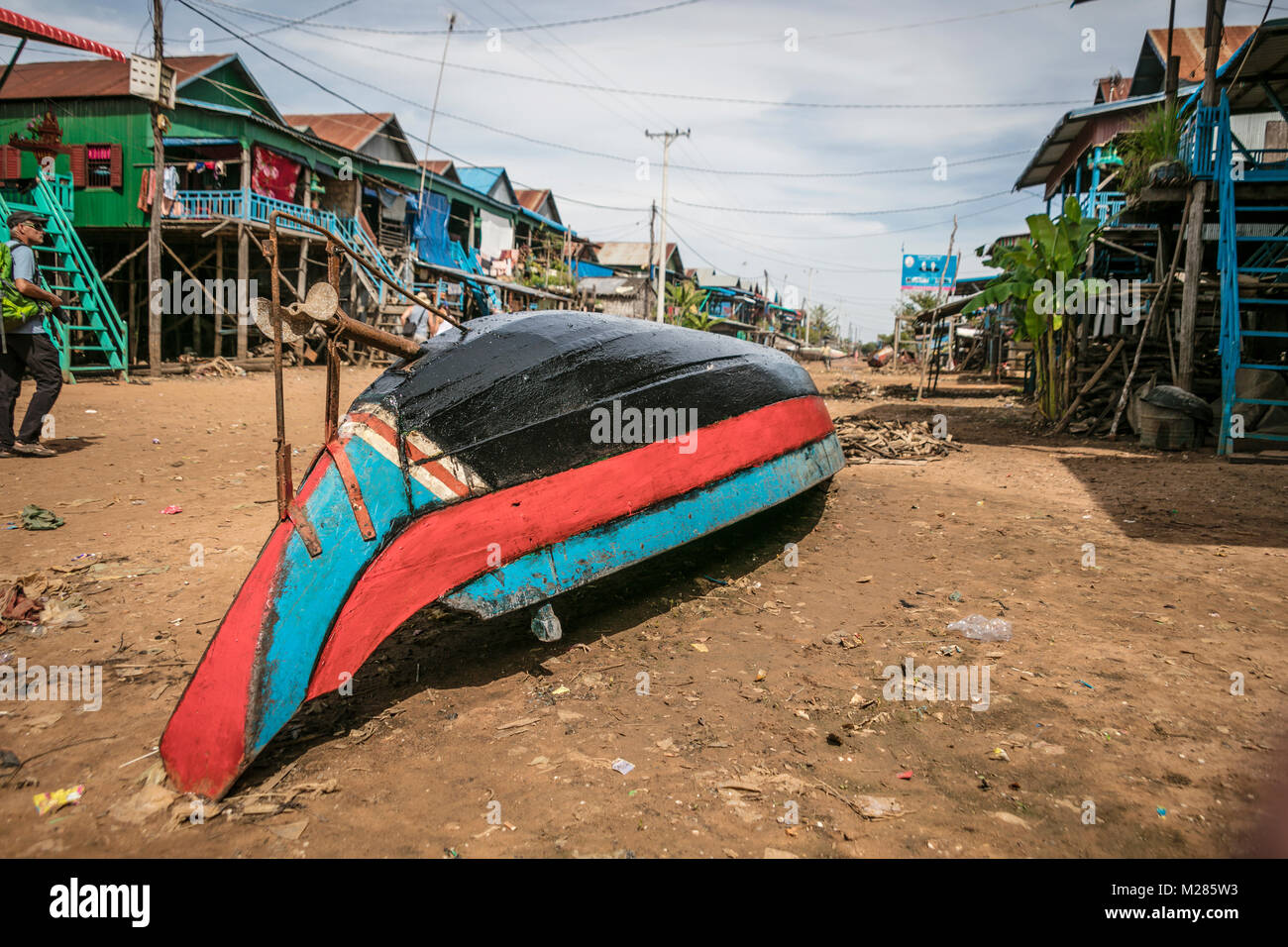 Tournée vers le bateau traditionnelle cambodgienne pour la peinture sur rue à sec, Kampong Phluk village flottant, la Province de Siem Reap, au Cambodge. Banque D'Images