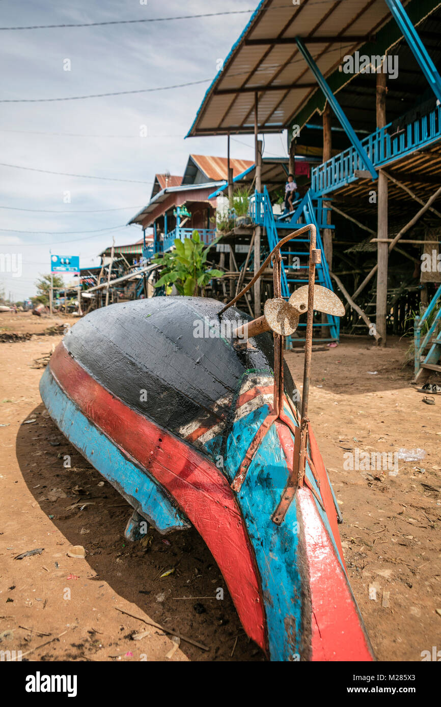 Tournée vers le bateau traditionnelle cambodgienne pour la peinture sur rue à sec, Kampong Phluk village flottant, la Province de Siem Reap, au Cambodge. Banque D'Images