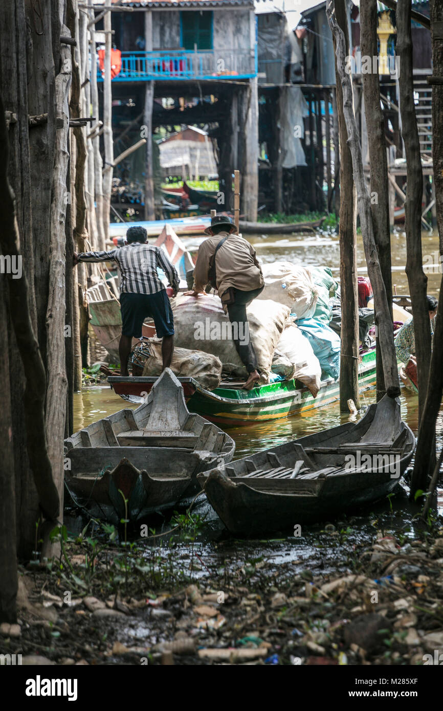 Les Cambodgiens poussant laden voile dans l'eau, Kampong Phluk village flottant, la Province de Siem Reap, au Cambodge. Banque D'Images