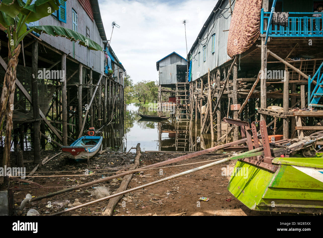 Espace entre les maisons sur pilotis, Kampong Phluk village flottant, la Province de Siem Reap, au Cambodge. Banque D'Images