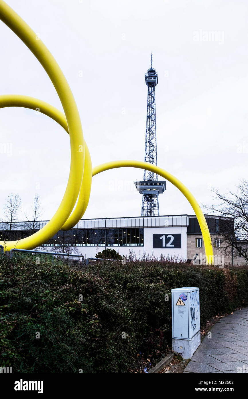 Berlin Funkturm Tour Radio. Ancienne tour de radiodiffusion avec cadre en acier 1992 en boucle par Ursula Sax et Rotonde 16 Banque D'Images