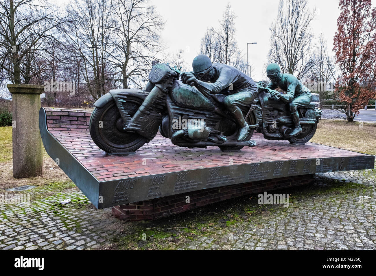 Berlin-Westend, sculpture en bronze de deux cyclistes. Monument à côté de motocyclistes AVUS voie historique moteur maintenant l''autoroute A115. AVUS - Banque D'Images