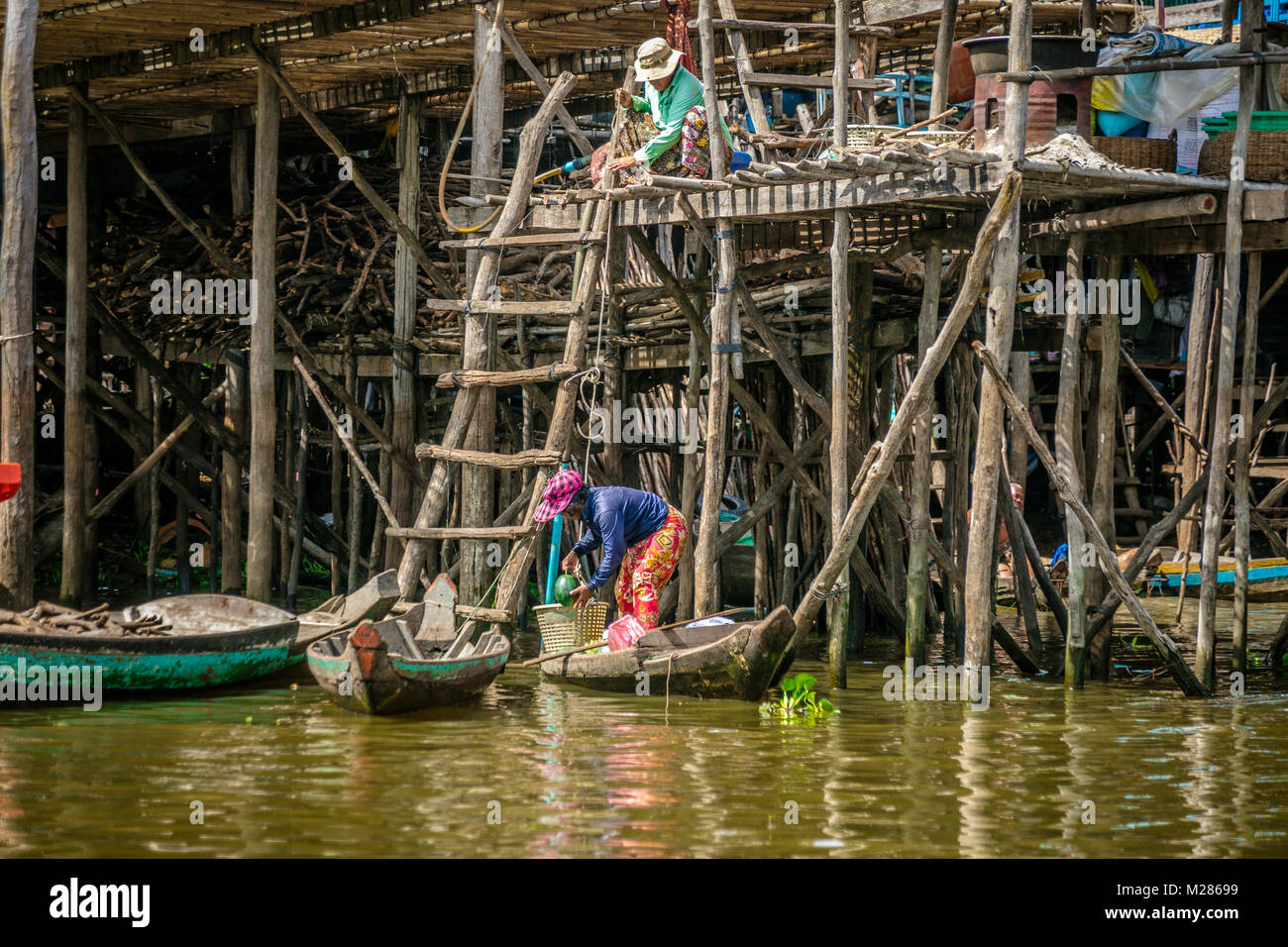 Levage cambodgien shopping jusqu'à maison sur pilotis, Kampong Phluk village flottant, la Province de Siem Reap, au Cambodge. Banque D'Images
