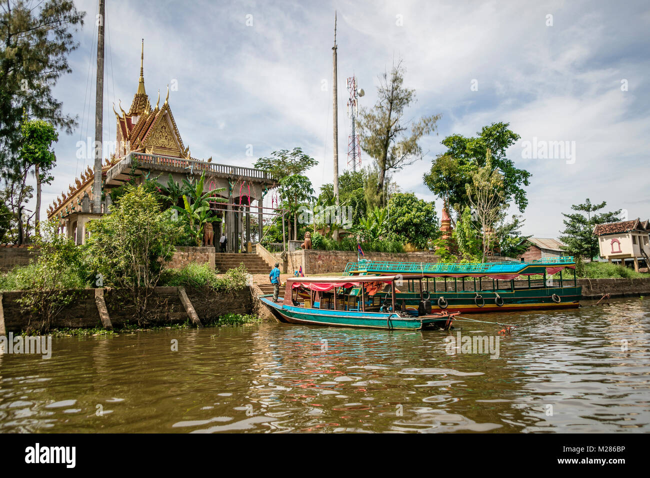 Bateau de tourisme, Kampong Phluk village flottant, la Province de Siem Reap, au Cambodge. Banque D'Images