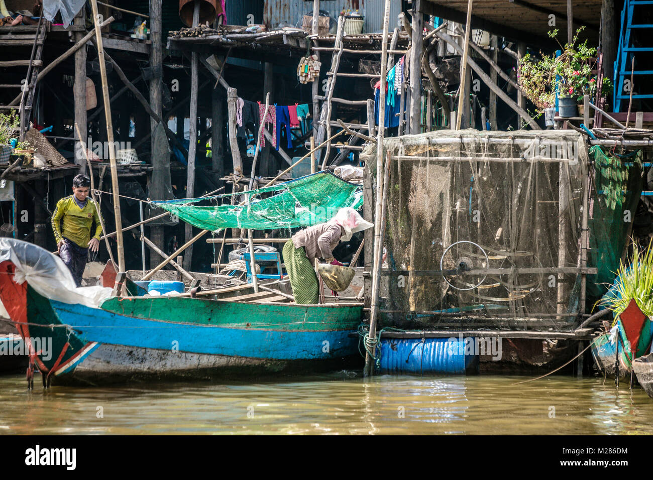 La collecte de poissons des pêcheurs, les filets de Kampong Phluk village flottant, la Province de Siem Reap, au Cambodge. Banque D'Images