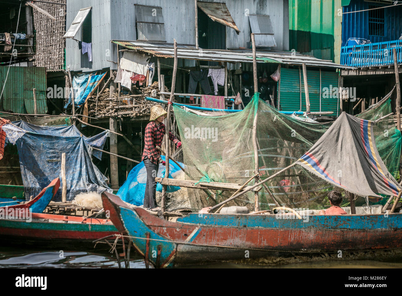 La collecte de poissons des pêcheurs, les filets de Kampong Phluk village flottant, la Province de Siem Reap, au Cambodge. Banque D'Images