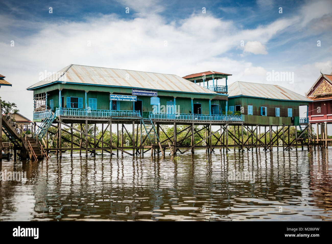 Bâtiment de l'école sur pilotis, Kampong Phluk village flottant, la Province de Siem Reap, au Cambodge. Banque D'Images