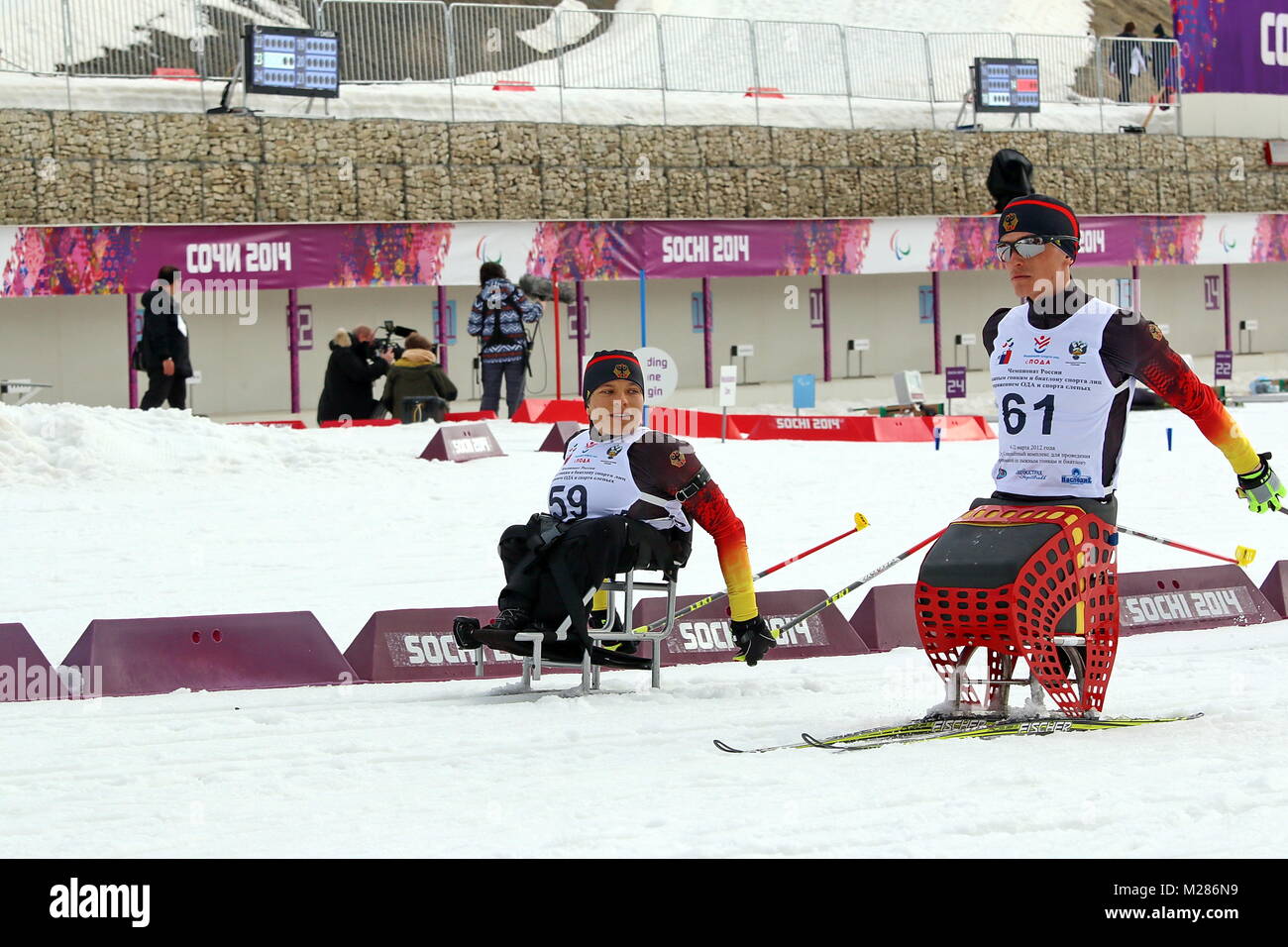 Anja WICKER (MTV Stuttgart, liens) und Martin FLEIG (RIG) Fribourg Durchlauf Haus im Ziel en SOTSCHI - Zweites der deutschen Formation Paralympischen Mannschaft dans Sotschi Sotschi 2014 Jeux paralympiques Jeux paralympiques d'hiver de Sotchi / 2014 Banque D'Images