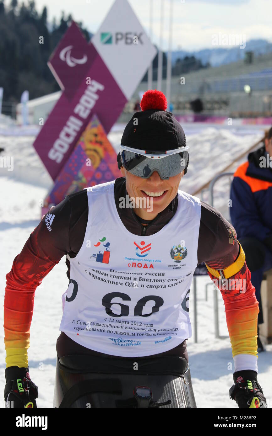 Sitzskifahrerin Andrea ESKAU hat gut lachen - Zweites der deutschen Formation Paralympischen Mannschaft dans Sotschi Sotschi 2014 Jeux paralympiques Jeux paralympiques d'hiver de Sotchi / 2014 Banque D'Images