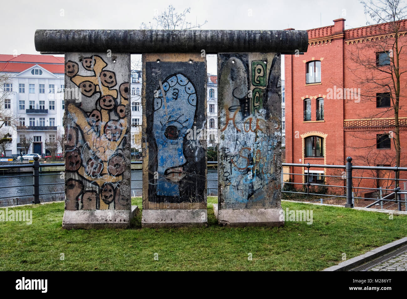 Berlin, Mitte,Moabit.Section de mur de Berlin sur la rue du Souvenir à côté de la rivière Spree. Le Strasse der Erinnerung a été créé par la société Freib Banque D'Images