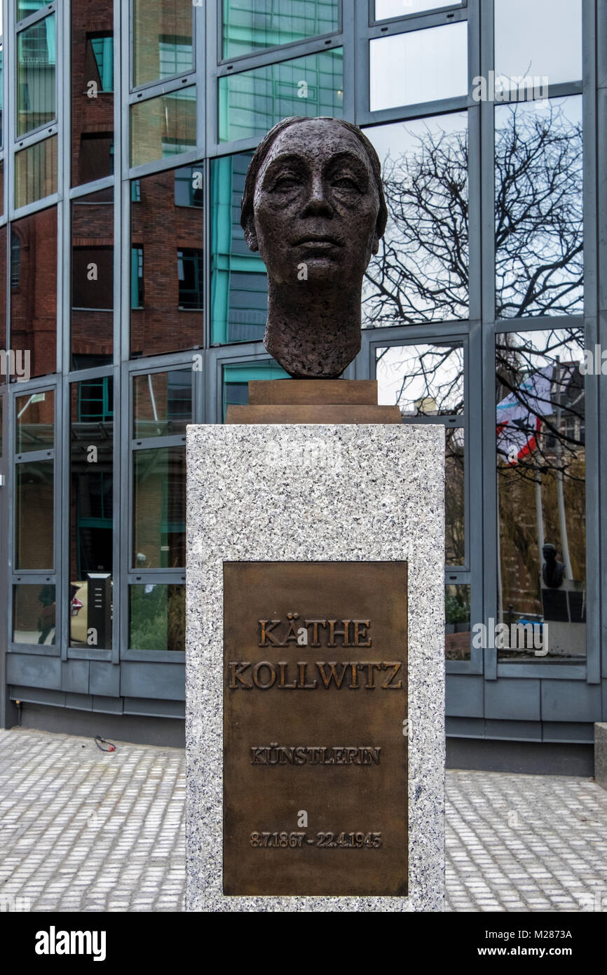 Berlin, Mitte,Moabit.buste en bronze du sculpteur et artiste Käthe Kollwitz sur la rue du Souvenir à côté de la rivière Spree. Le Strasse der Erinnerung Banque D'Images