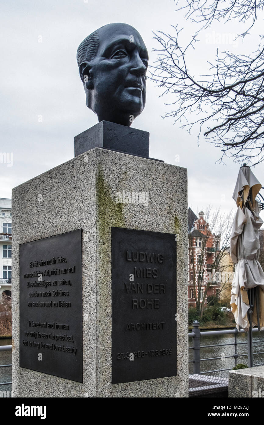 Berlin, Mitte,Moabit.buste en bronze de l'architecte Ludwig Mies van der Rohe sur la rue du Souvenir à côté de la rivière Spree. Le Strasse der Erinnerung Banque D'Images
