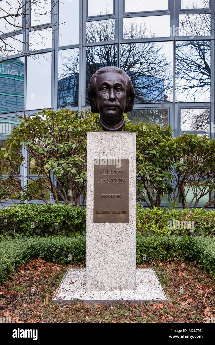 Berlin, Mitte,Moabit.buste en bronze du physicien Albert Einstein sur la rue du Souvenir à côté de la rivière Spree. Le Strasse der Erinnerung Banque D'Images