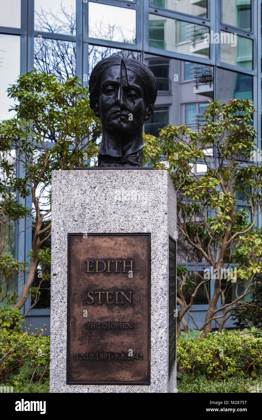 Berlin, Mitte,Moabit.buste en bronze d'Edith Stein philosophe sur la rue du Souvenir à côté de la rivière Spree. Le Strasse der Erinnerung Banque D'Images