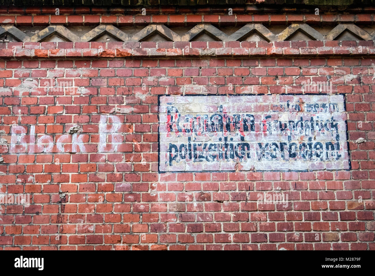 Berlin Prenzlauerberg,, cour intérieure de l'ancienne brasserie Königstadt. Ghost signe sur l'ancien mur de briques décoratives. Banque D'Images