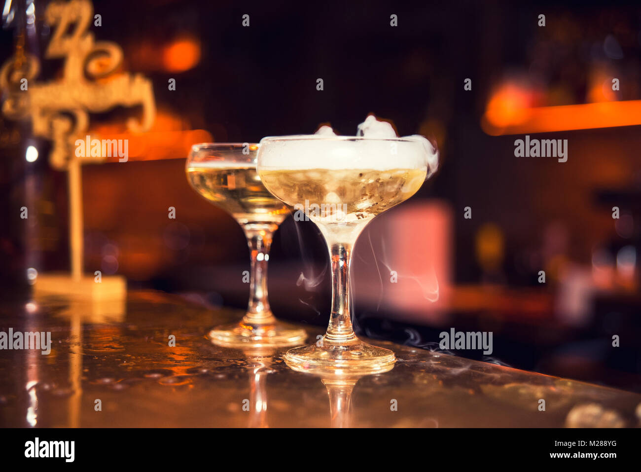 Cocktail avec de la fumée dans le club de nuit Banque D'Images