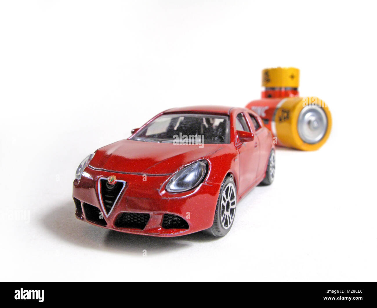 Une petite voiture essence antique vintage est situé au sommet d'une batterie Banque D'Images