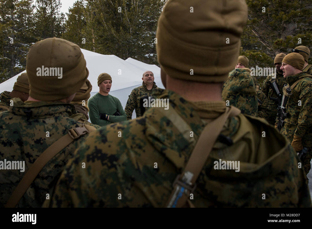 Le Major Sean Moore, officier responsable de la Task Force Arctic Edge, 25 Régiment de logistique de combat, adresse ses marins après un conditionnement randonnée au Marine Corps Mountain Warfare Training Center, Bridgeport, Californie, le 23 janvier 2018. Les Marines, de lutter contre le Régiment de logistique et transport 25 2e Bataillon de soutien, ont pris part à la formation par temps froid conçu pour fournir les marines d'expérience en escalade, alpinisme militaire, la neige, la mobilité et la survie de l'artisanat sur le terrain. (U.S. Marine Corps Banque D'Images