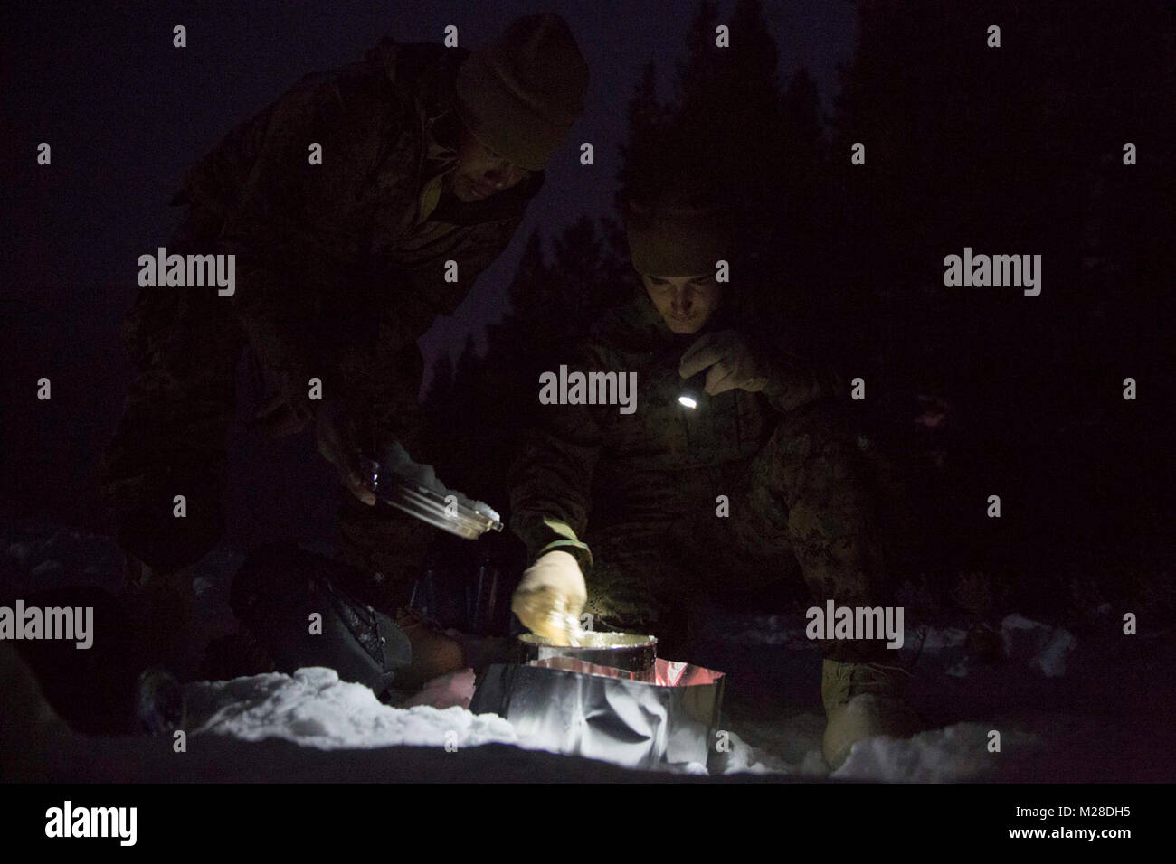 Marines avec la Force Arctic Edge faire bouillir de la neige dans l'eau pour reconstituer les réserves au cours d'un exercice d'entraînement par temps froid au Marine Corps Mountain Warfare Training Center, Bridgeport, Californie, 27 janvier 2018. Environ 90 soldats ont participé à la semaine où ils ont appris les techniques de survie, comment traverser un terrain montagneux et le froid d'entretien d'armes. La formation préparera les Marines de la force conjointe de l'exercice formation Artic Edge dans le nord de l'Alaska, qui exposera des Marines de la péninsule de conditions météorologiques extrêmes. (U.S. Marine Corps Banque D'Images