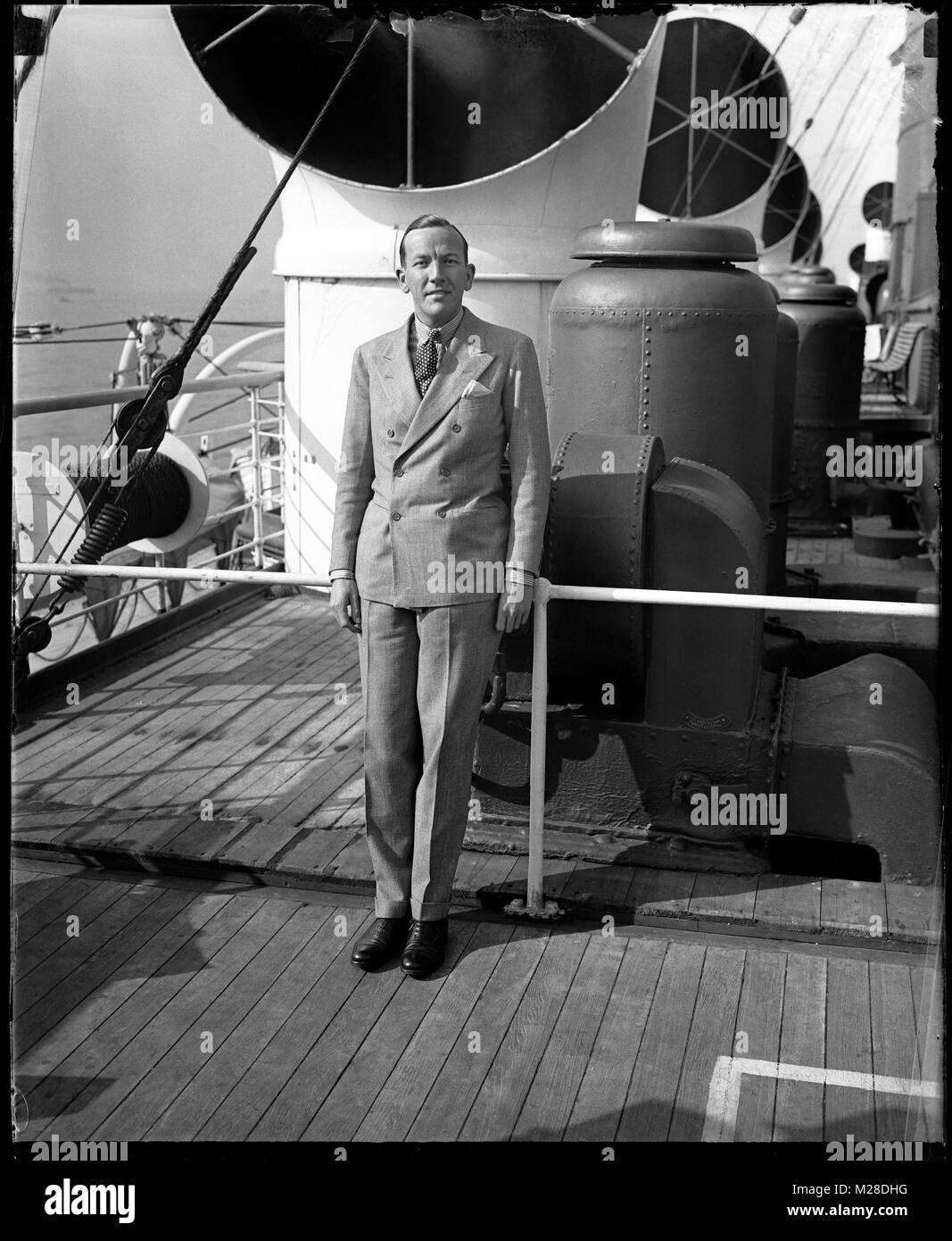 L'acteur, dramaturge et chanteur Noël Coward en 1927 à bord du S.S. la Mauritanie. En 1906 au moment de son lancement, la Mauritanie a été la plus grande structure encore construit, légèrement plus grand que son navire jumeau Lusitania. Banque D'Images