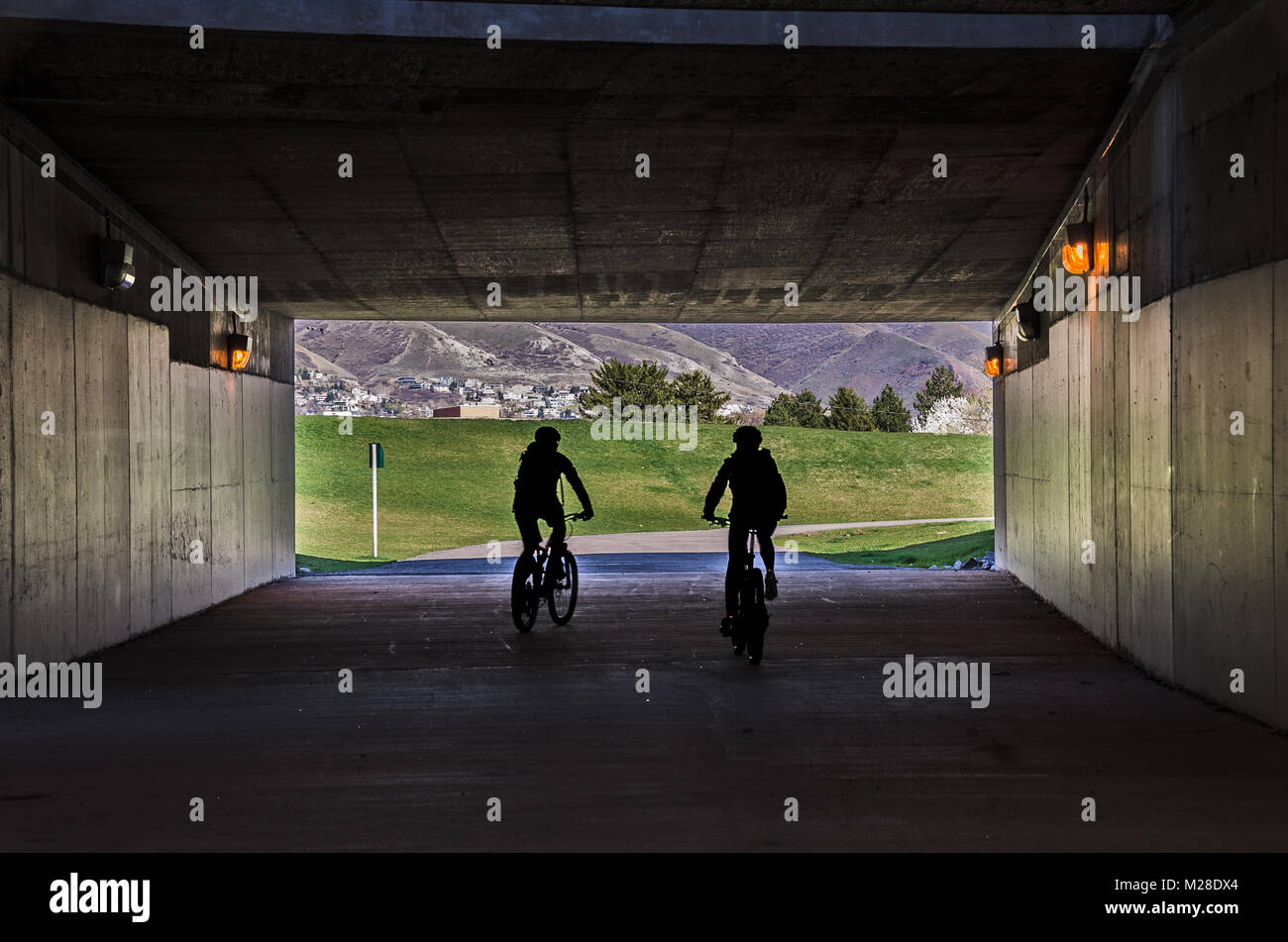Deux personnes équitation leurs bicyclettes dans un tunnel avec une belle vue de l'avant Banque D'Images