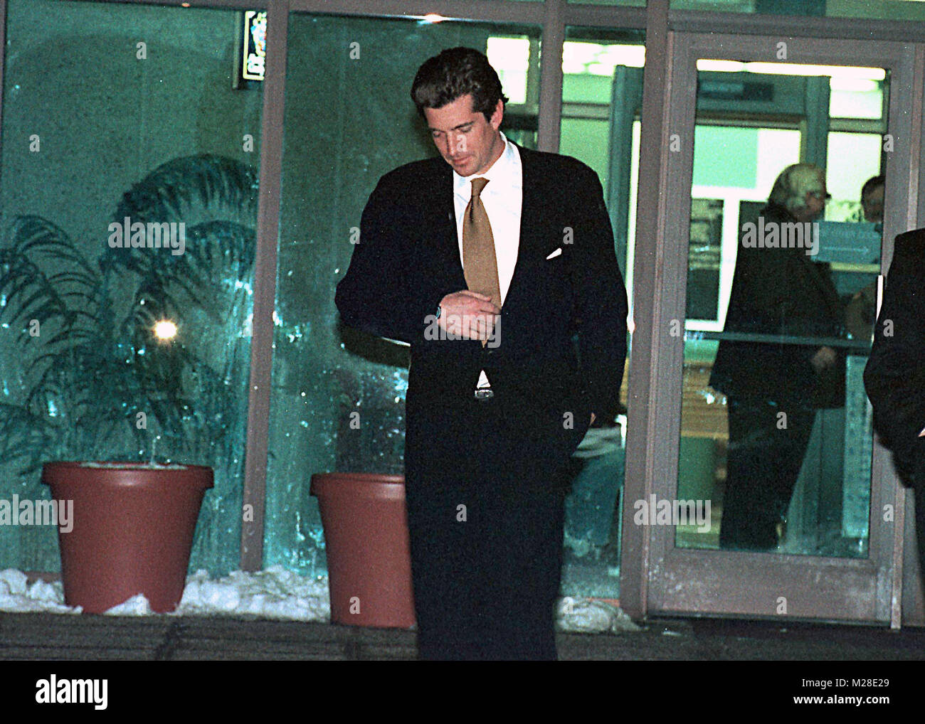 John F. Kennedy, Jr. quitte le centre de détention du comté de Montgomery à Rockville, Maryland suite à sa grande surprise, une heure de visite avec Mike Tyson le 11 mars 1999. Credit : Ron Sachs / CNP /MediaPunch Banque D'Images